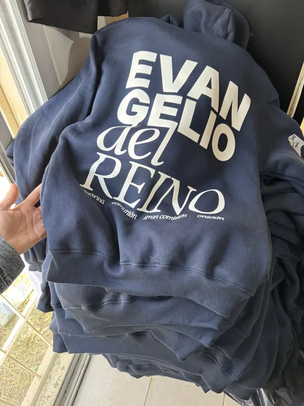 Buzo azul con estampa blanca tipográfica, merch para iglesia