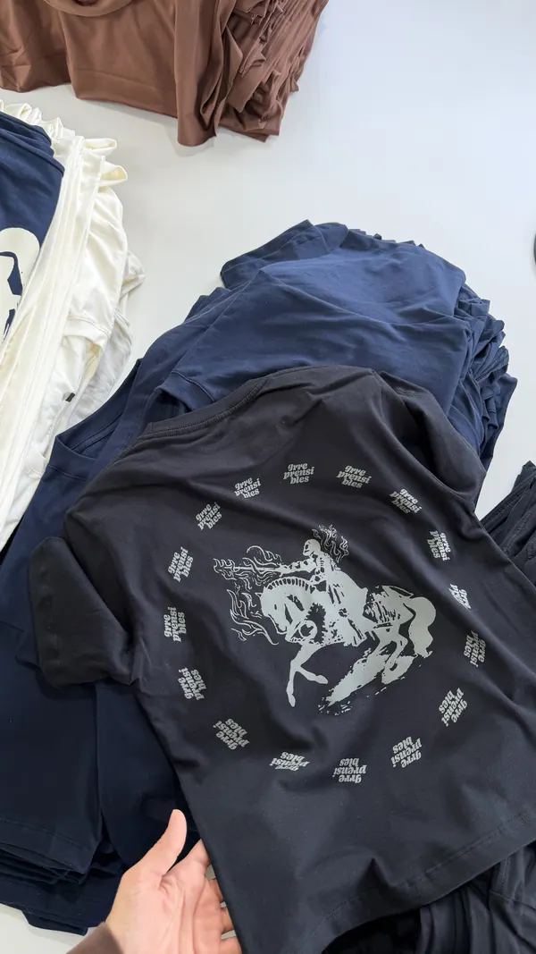 Buzo azul marino con estampa de caballo en la espalda, merch para iglesia