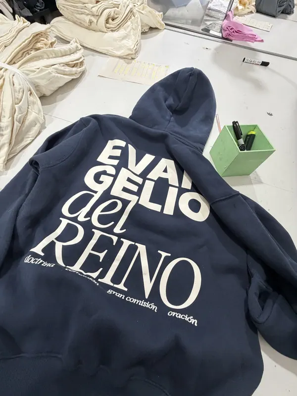 Buzo con capucha azul marino con estampa tipográfica, merch para iglesia