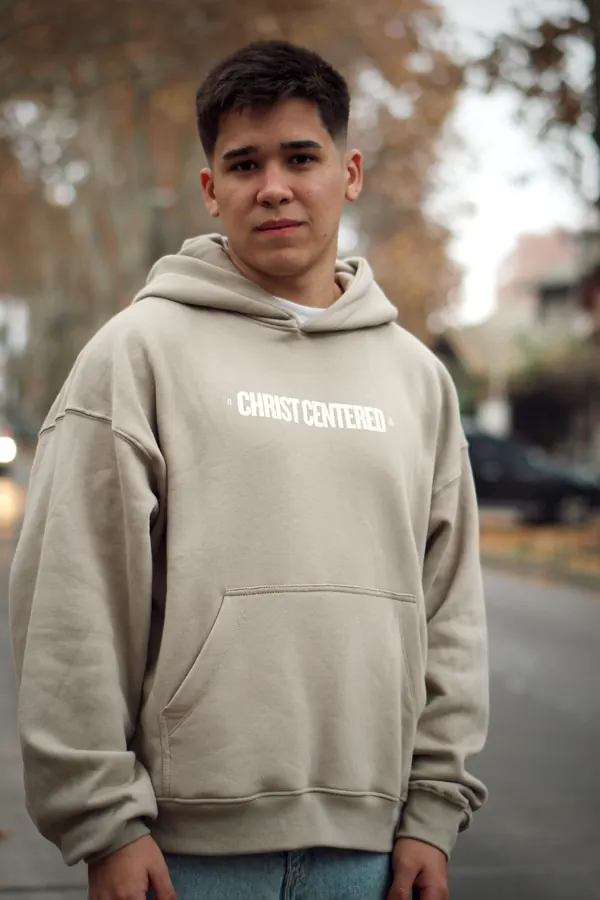 Buzo con capucha beige oversize con estampa en el pecho