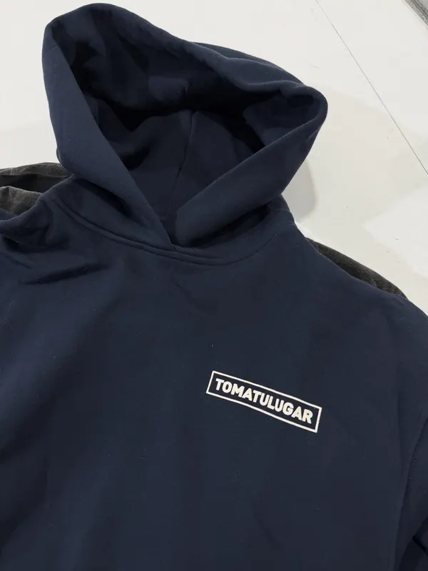 Buzo con capucha azul marino con logo estampado, prenda para marca