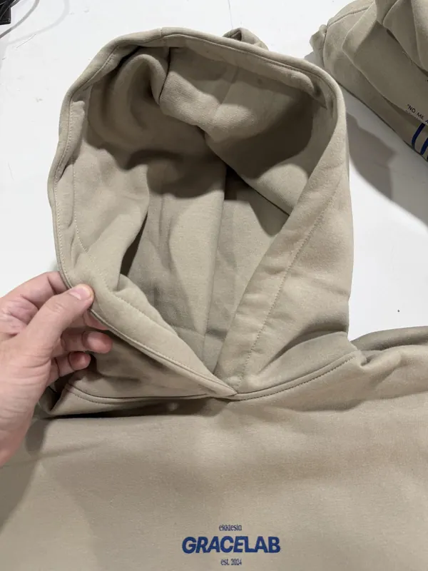 Buzo con capucha beige con logo bordado en el pecho
