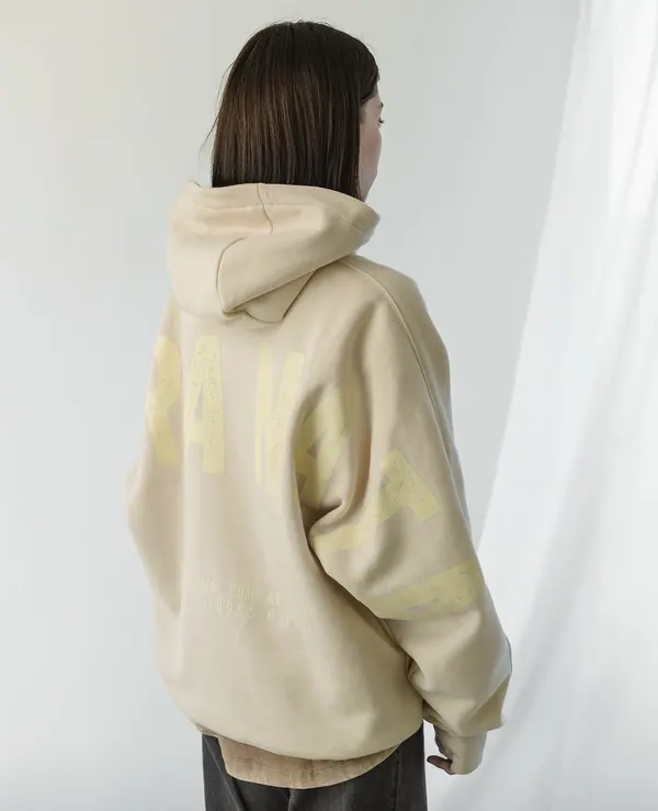 Buzo con capucha beige visto de espalda, prenda para marca