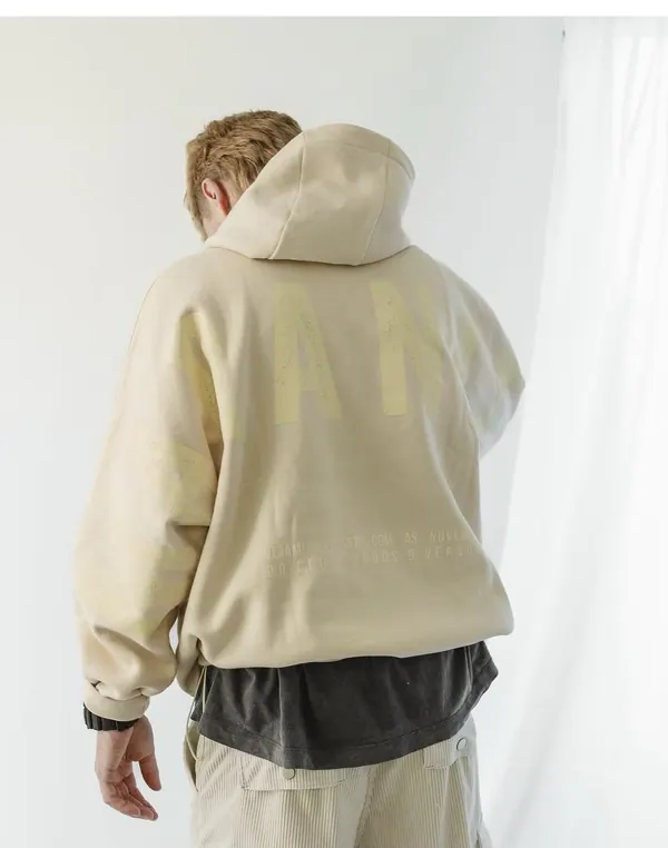 Buzo con capucha beige oversize con estampa tono sobre tono