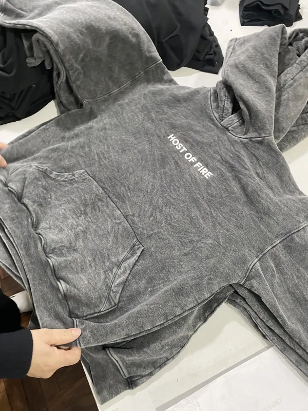 Buzo con capucha lavado gris con estampa chica en el pecho