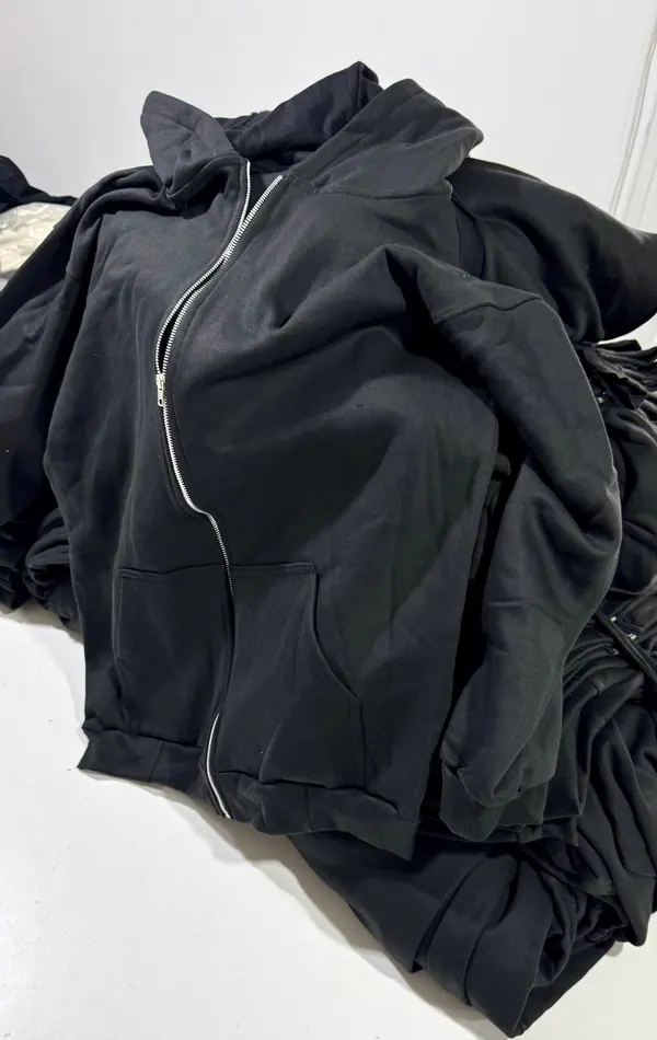 Buzo con cierre negro de algodón lavado, fabricado en el taller de Alta Rotura