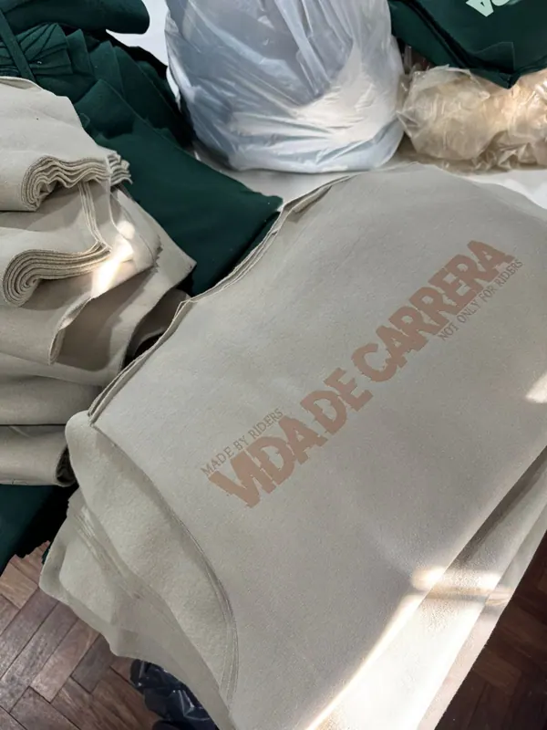 Buzo gris claro con estampa en el frente, merch para grupo