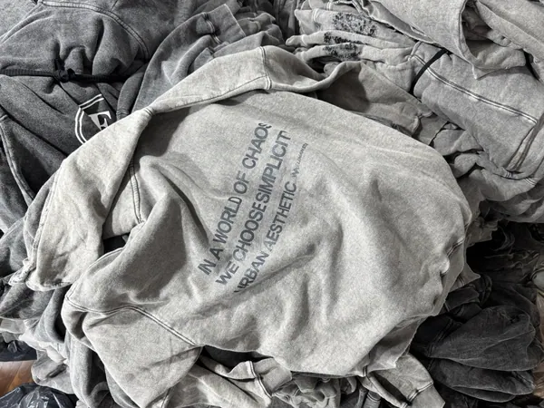Buzo gris lavado con estampa de texto en la espalda