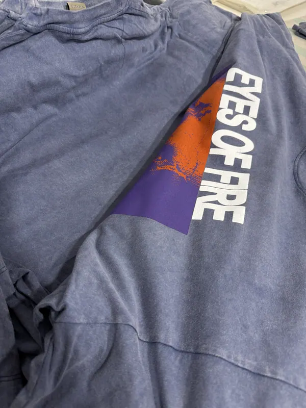 Buzo lavado con estampa a color en la espalda, merch para iglesia