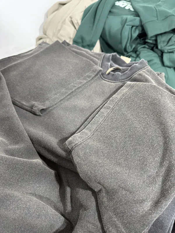 Detalle del bolsillo canguro de un buzo lavado gris