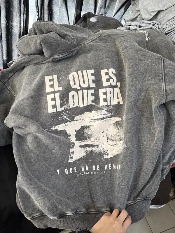 Buzo lavado gris con estampa blanca en la espalda, merch para iglesia