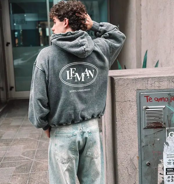 Buzo con capucha lavado gris con logo estampado en la espalda