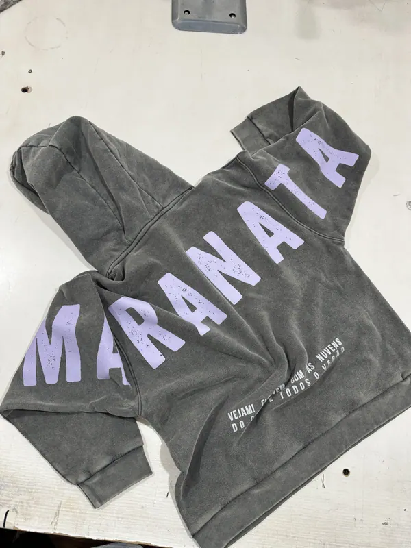 Buzo lavado gris con estampa lila grande en la espalda, merch para iglesia