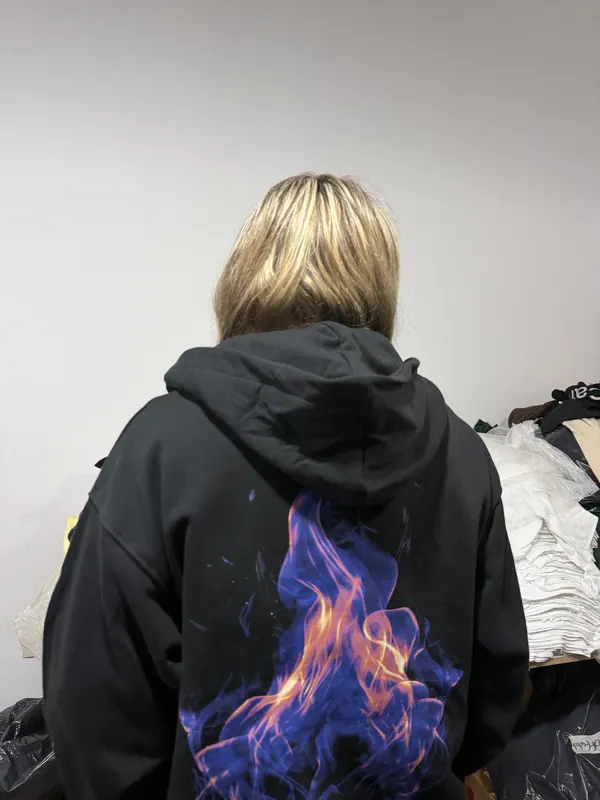 Buzo con capucha negro con estampa de fuego en la espalda