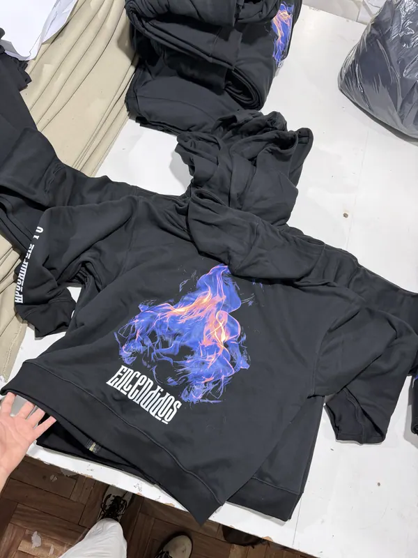 Buzo negro con estampa a color en la espalda, merch para iglesia