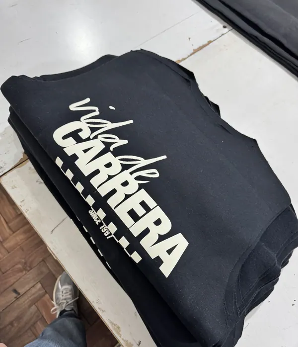 Buzo negro con estampa crema tipográfica en el frente