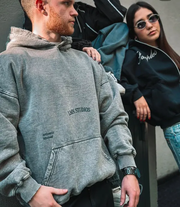 Buzo oversize lavado gris en la campaña de una marca