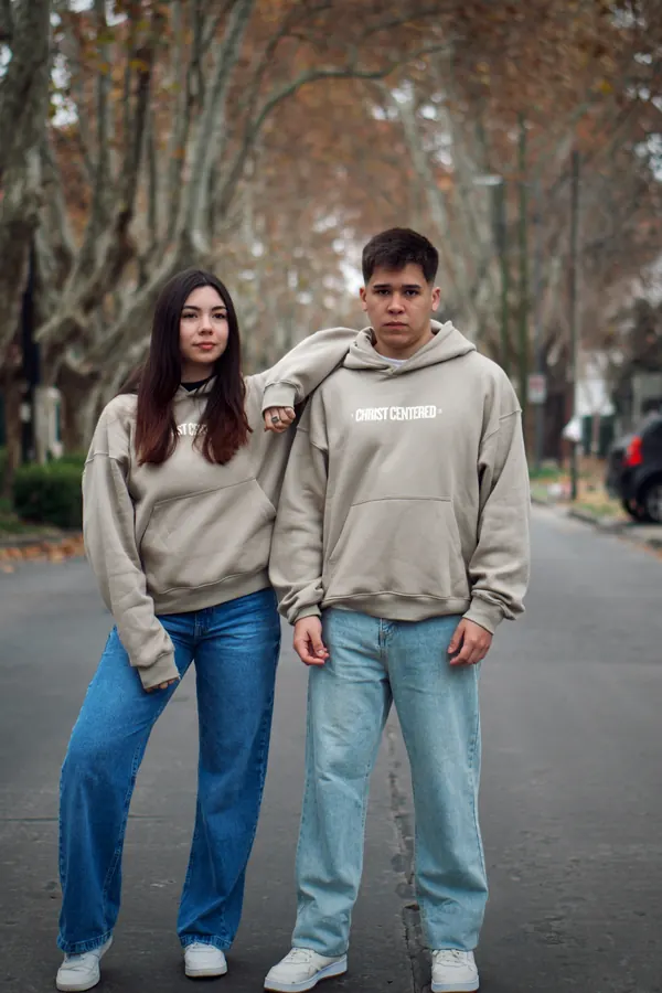 Buzos con capucha beige con estampa blanca en el frente