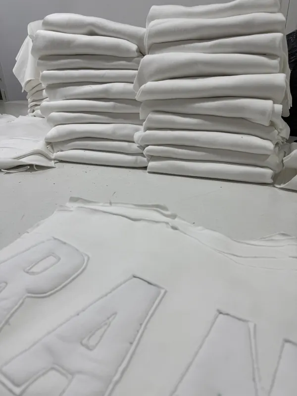 Buzos blancos apilados con estampa en relieve