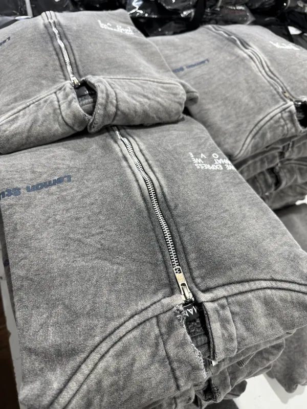 Buzos con cierre en algodón lavado gris, producción para marca