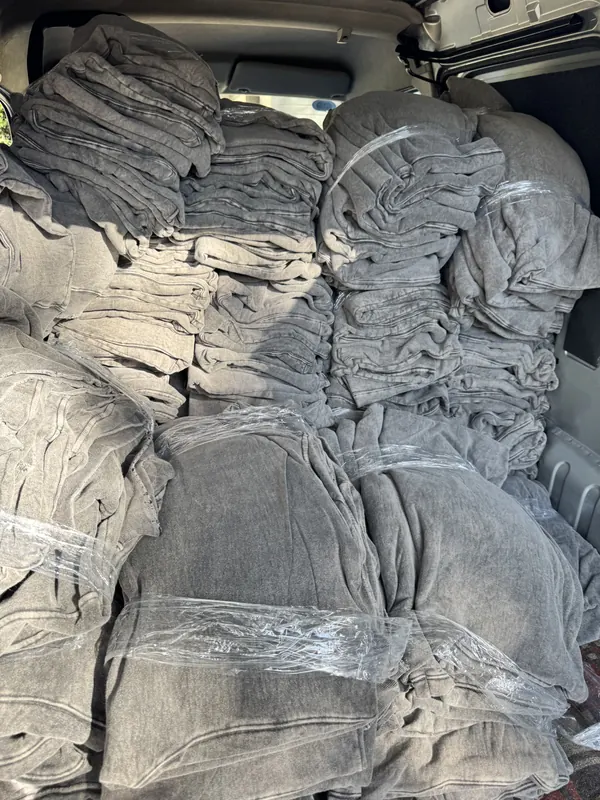 Buzos lavados grises cargados para la entrega