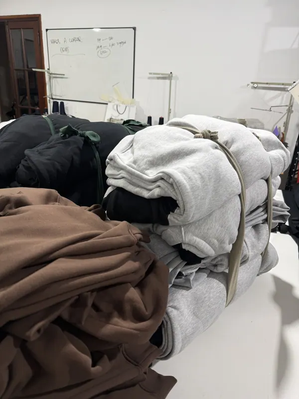 Buzos marrones y grises atados durante la producción