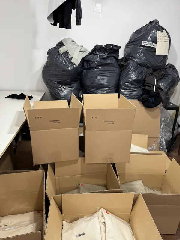 Cajas y bolsas con pedidos de ropa listos para entregar