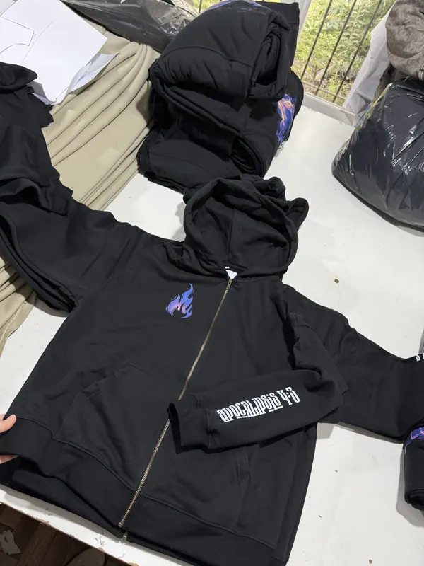 Campera con cierre negra con estampa en el pecho y la manga