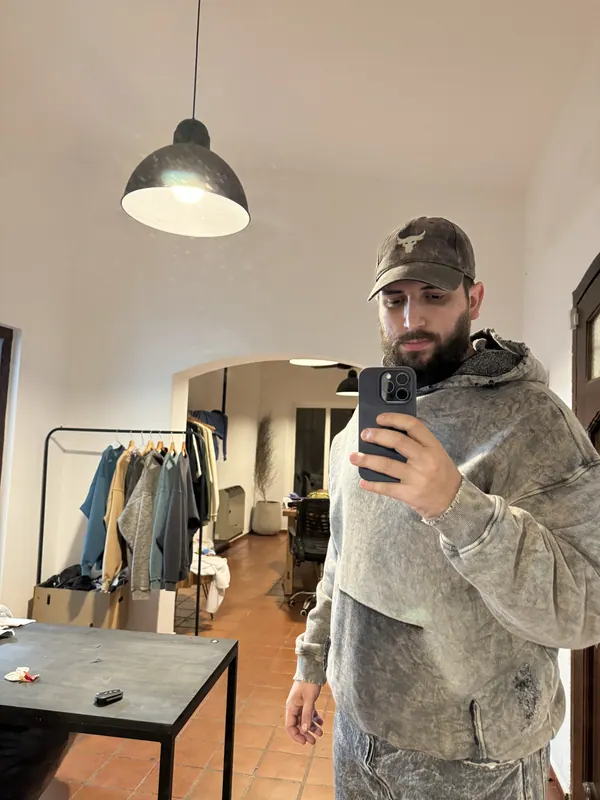 Conjunto de buzo con capucha y jogger en algodón lavado gris