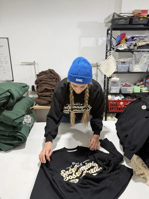 Control de calidad de un buzo estampado en el taller de Alta Rotura