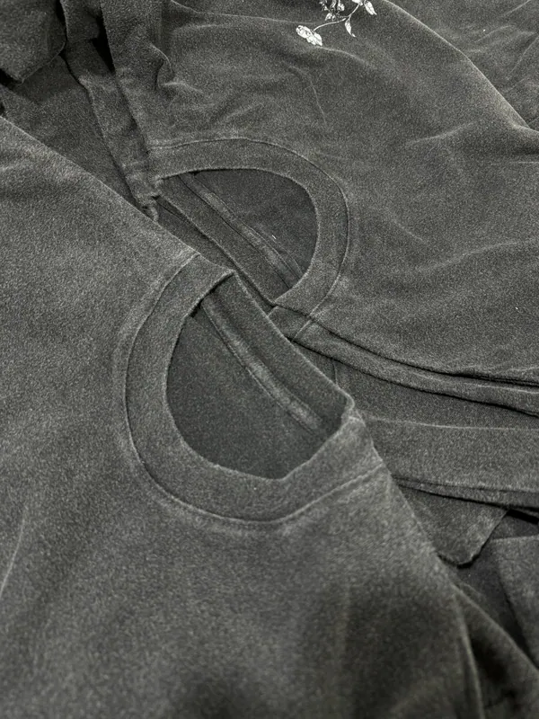 Detalle del cuello de una remera de algodón lavado gris