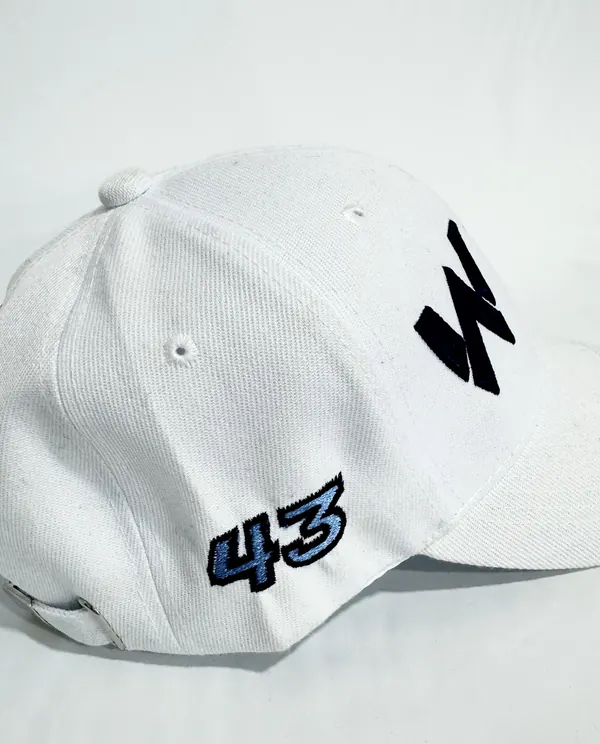 Gorra blanca con bordado del número 43 en el lateral