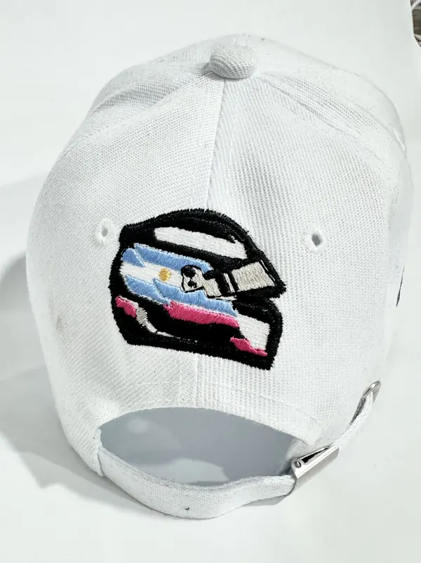 Gorra blanca con bordado de casco en la parte de atrás
