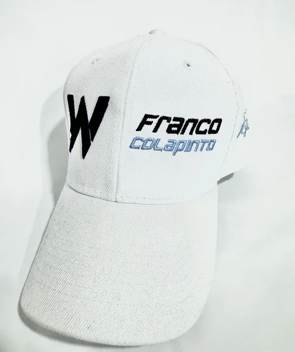 Gorra blanca con bordado de Franco Colapinto y logo W