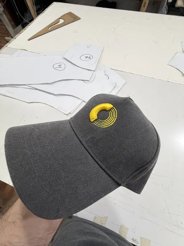 Gorra gris con logo bordado en amarillo, merch para iglesia