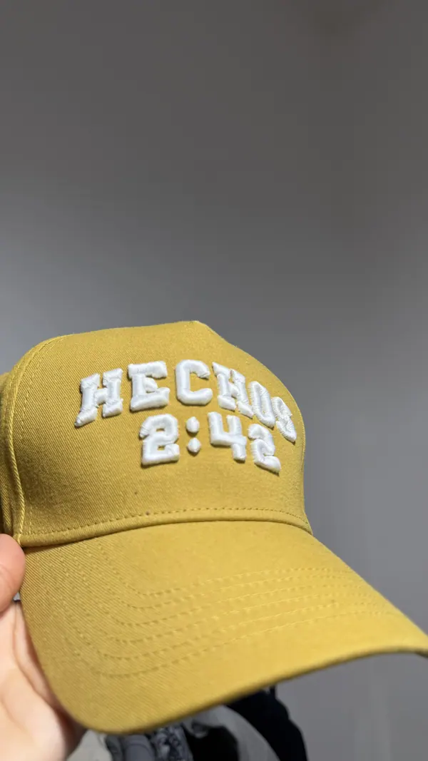 Gorra mostaza con bordado en relieve de un versículo, merch para iglesia