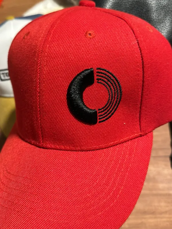 Gorra roja con logo bordado en negro, merch para iglesia