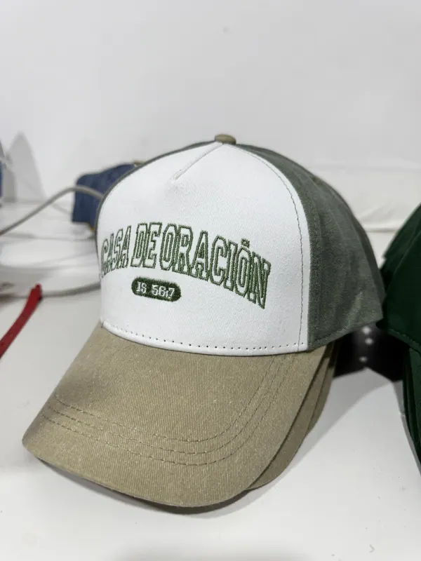 Gorra trucker verde y beige con bordado, merch para iglesia