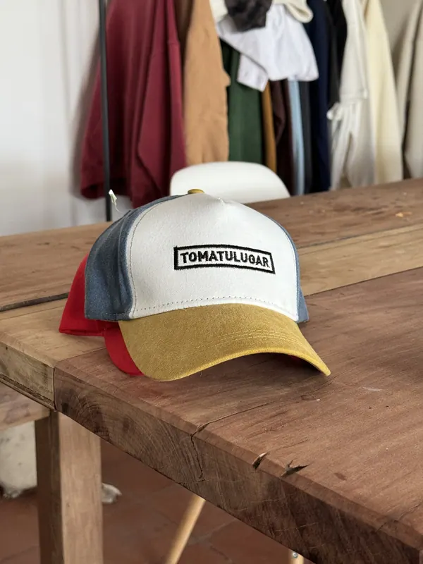 Gorra trucker con logo bordado, merch para marca