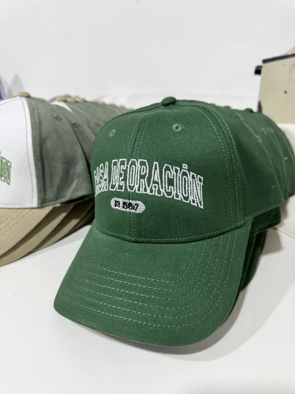 Gorra verde con bordado blanco, merch para iglesia