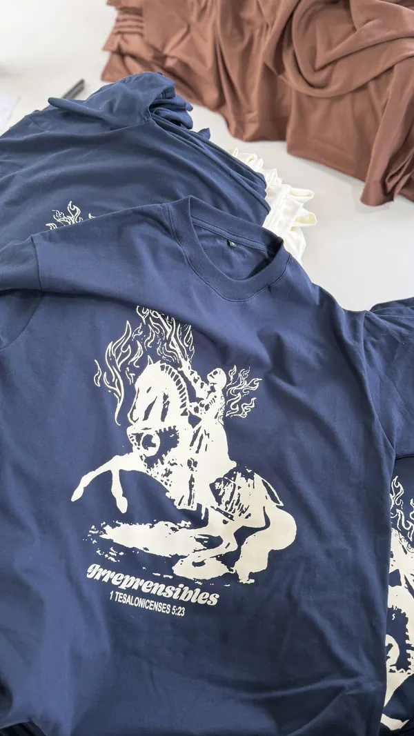 Remera azul marino con estampa blanca en la espalda