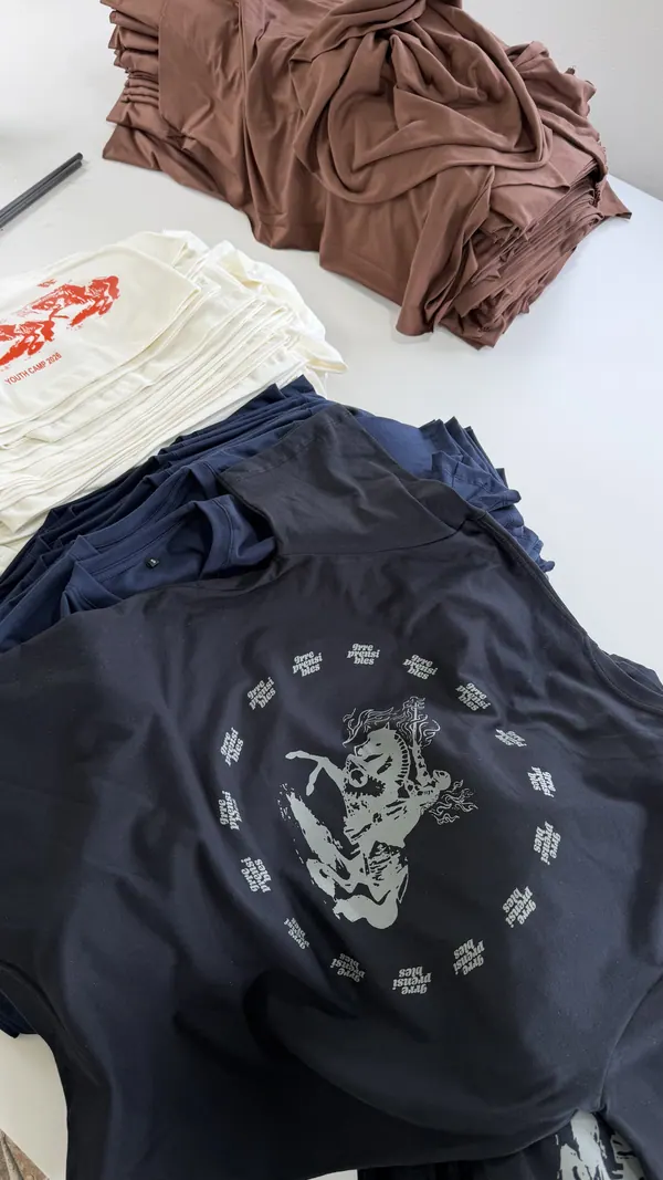 Remera azul marino con estampa circular blanca en la espalda
