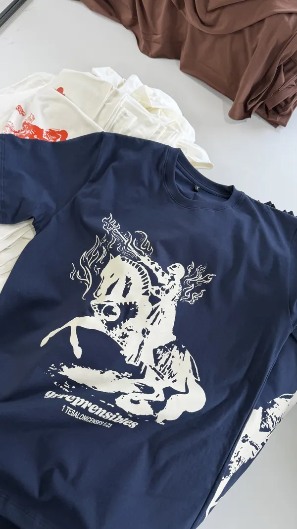 Remera azul marino con estampa blanca de un jinete, merch para iglesia