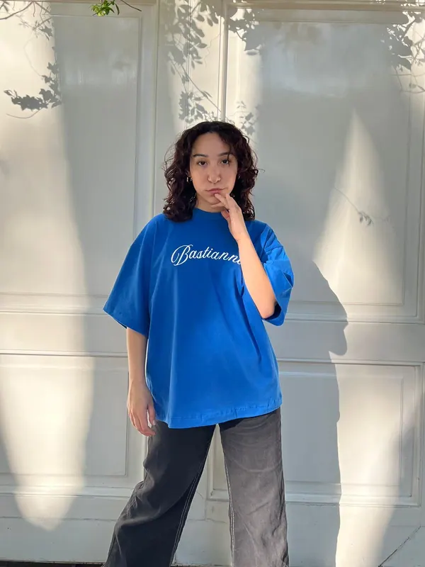 Remera azul oversize con bordado blanco en el pecho, prenda para marca