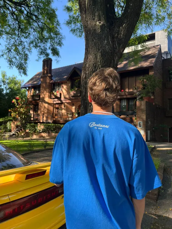 Remera azul oversize con logo bordado, prenda para marca de ropa