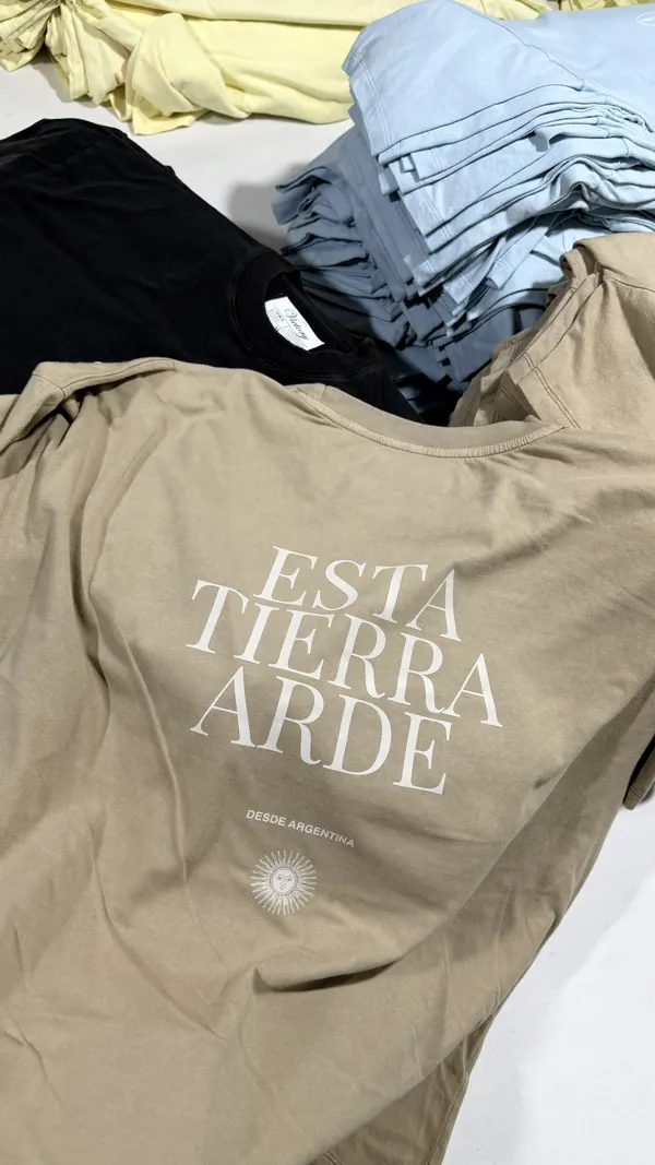 Remera beige con estampa de texto blanco en la espalda