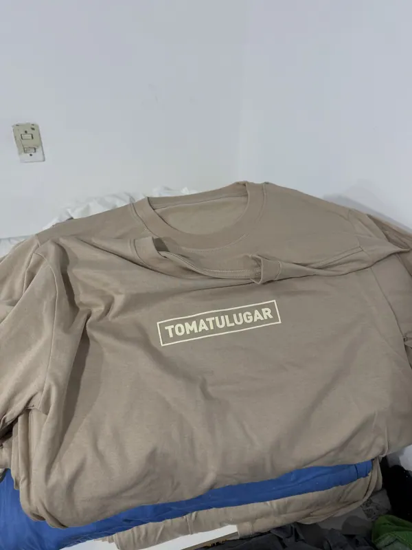 Remera beige con logo estampado en recuadro, prenda para marca