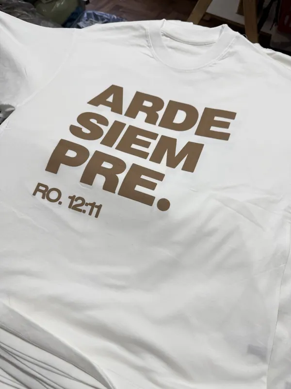 Remera blanca con estampa de un versículo en el frente, merch para iglesia