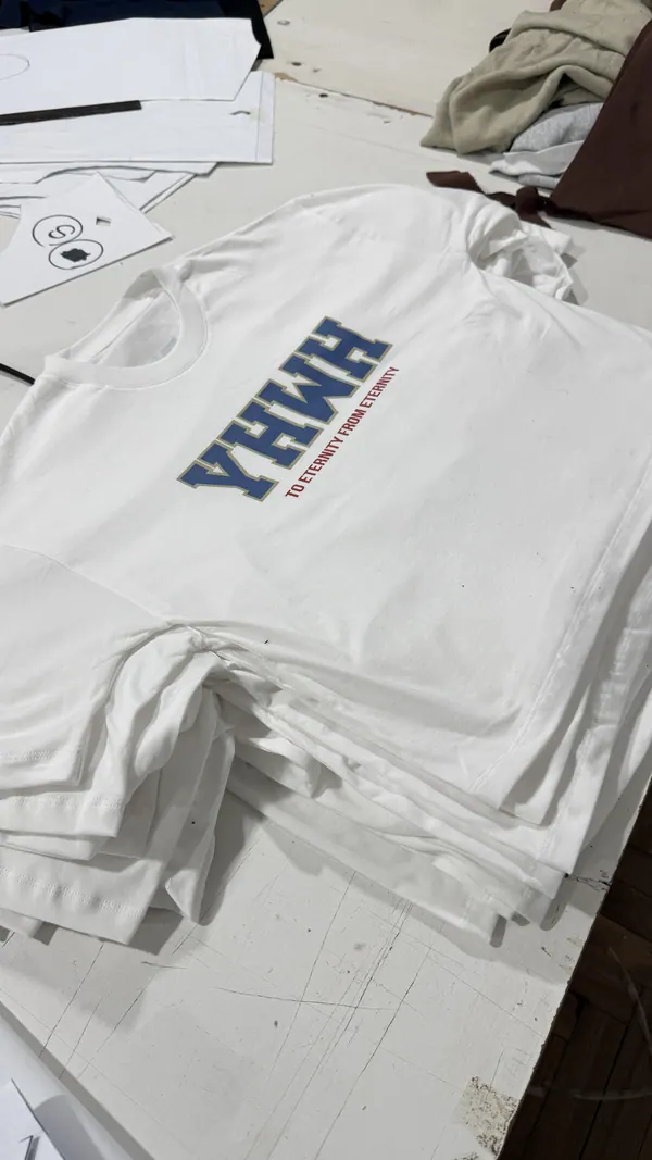 Remera blanca con estampa azul en el pecho, merch para iglesia