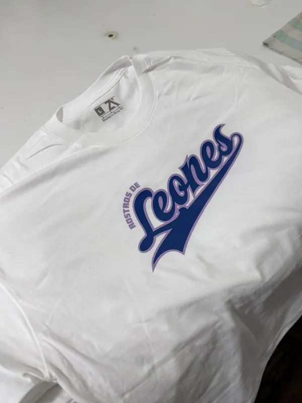 Remera blanca con estampa azul y violeta en el pecho